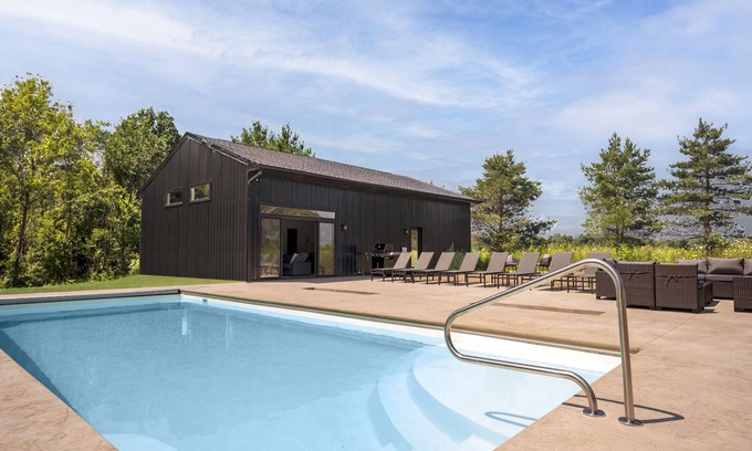 Three Oaks House | The Cozy Oak, 7 beds 4.5 baths and Heated inground Pool