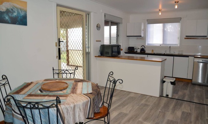 Shorewell Park House | The Cozy Penguin with Sea Views