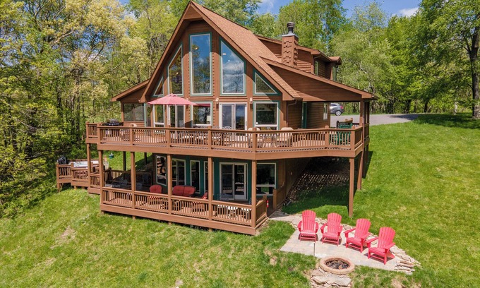 Paradise Point House | The Cozy Perch: Lake Access, Dogs Welcome, Hot Tub, Fire Pit!