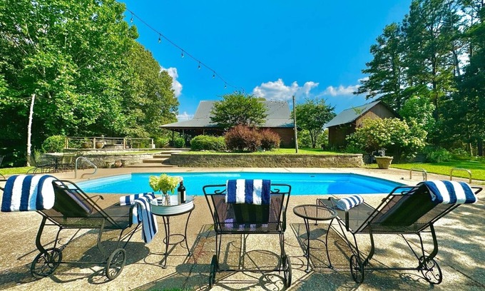Batesville House | The CPL, 2BR Oxford Retreat by Velvet Ditch Villas