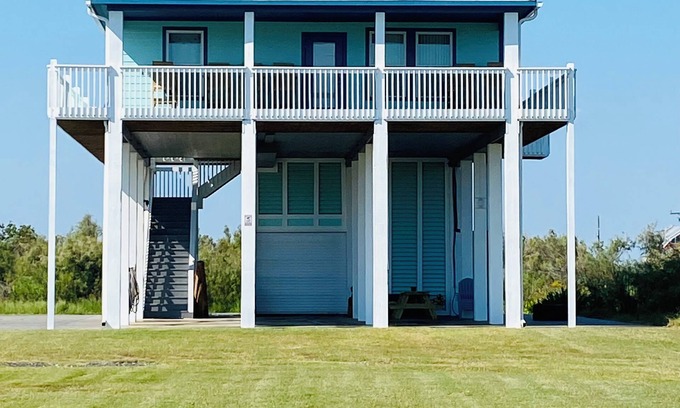 Gilchrist Cottage | The Crab Shack. 360 degree views of Gulf and Bay. Pickleball! Across from beach!