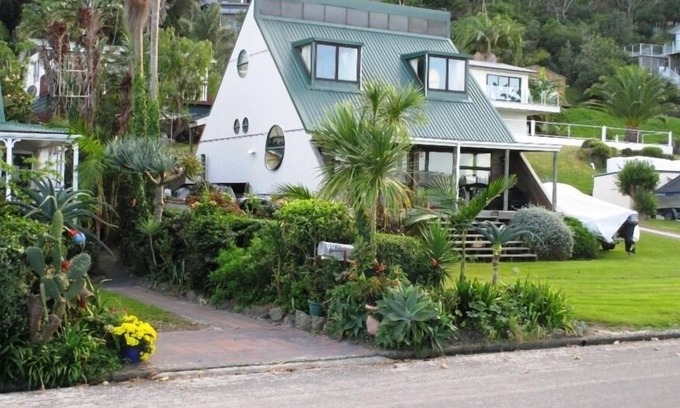 Rangiputa House | The creek in the sunny far north