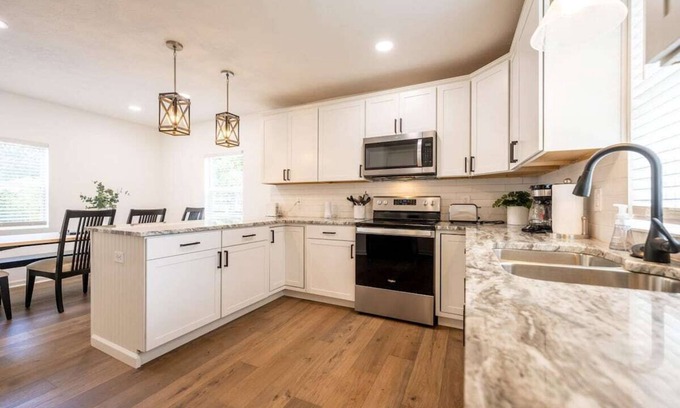 Mapleton/Fall Creek House | The Creekside Cottage, Mins from Downtown