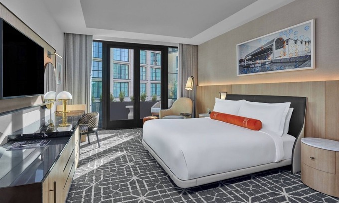 Fort Worth Cultural District Hotel | The Crescent Hotel | Patio Deluxe King | Near Art & Science District
