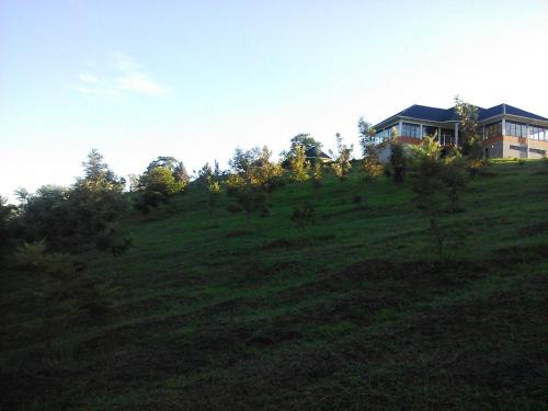 Kyesero Hotel | The Crested Crane Bwindi Hotel