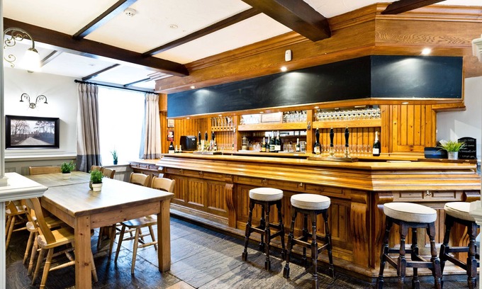 Longnor House | The Crewe & Harpur pub, a unique exclusive self catering venue, sleeps up to 34.