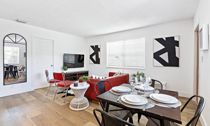 Sailboat Bend Condo | The Crimson Condo, 2 bed 1 bath Near Riverwalk