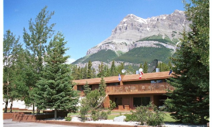 Saskatchewan River Crossing Hotel | The Crossing