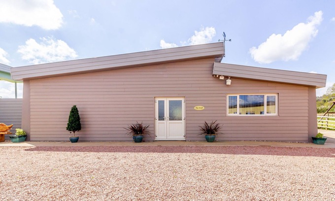 Malvern Cottage | THE CROFT, pet friendly, with hot tub in Leigh Sinton