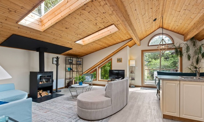 Tofino House | The Crow's Nest Suite - Steps from S. Chesterman