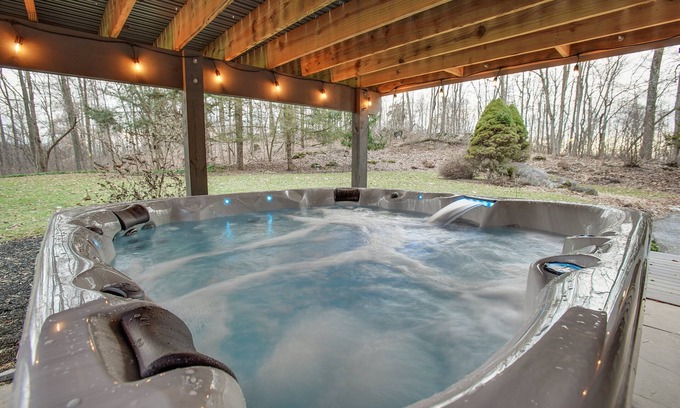 Rossville House | The Cube | HOT TUB + Deck | 15 Private Acres |