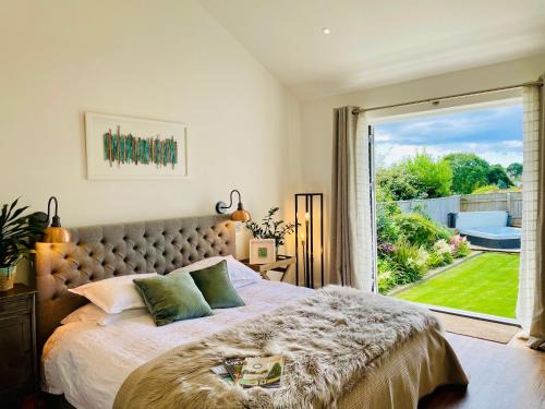 Truro Villa | The Cuckoo's Retreat - Luxurious home with private garden & jacuzzi