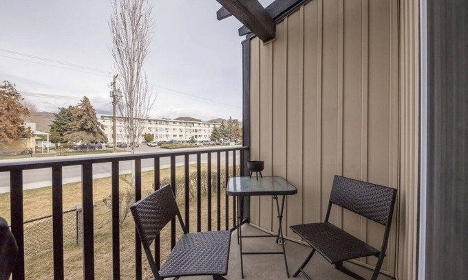 Kamloops House | The Cunning Cactus. Near McArthur Island. Home Gym. Pet-friendly!