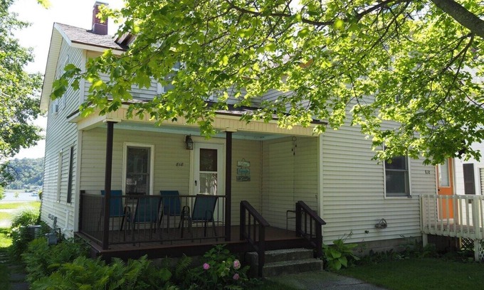 Frankfort Apartment | The Cute & Cozy - Lower Apt. - GREAT LOCATION! WALK TO DOWNTOWN AND LAKE MICHIGAN!