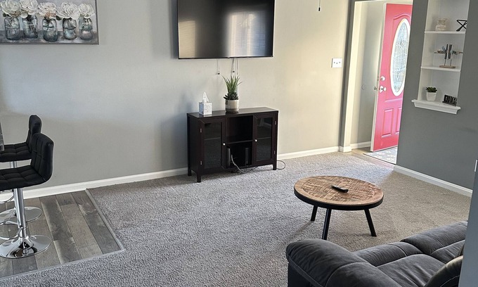 Mayfield Heights House | The Cutest Ranch in Mayfield close to Shopping, Restaurants and Hospitals