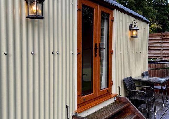 Llandysul Ski Chalet | The Daffodil Shepherd's Hut, Primrose