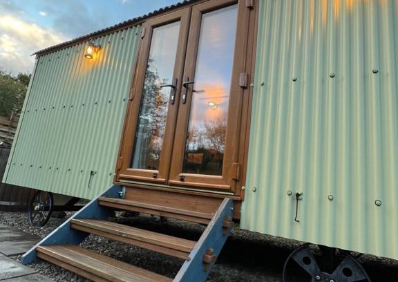 Llandysul Ski Chalet | The Daffodil Shepherd's Hut, Bluebell