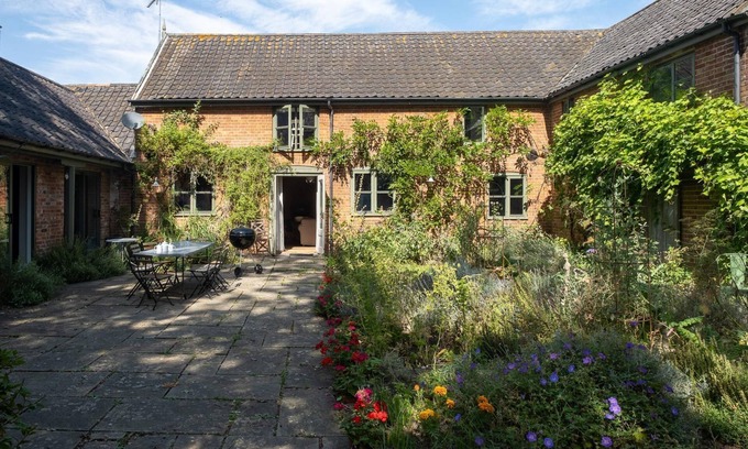 Friston Cottage | The Dairy House - sleeps 11 guests in 6 bedrooms