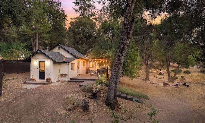 Oakhurst Cottage | The Daisy Cottage - Magical Retreat Near Yosemite + WIFI & AC!