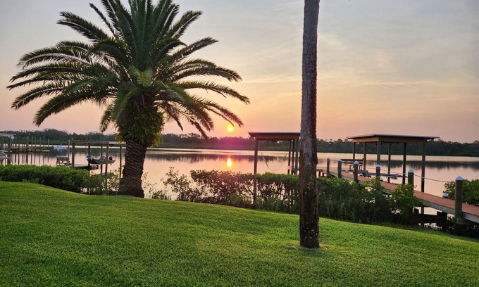 Edgewater House | The Dancing Dolphin Retreat
