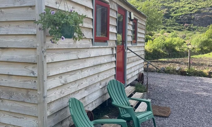Ardnatrush Cabin | The Dancing Piccolo - Your valley hide-away near Glengarriff