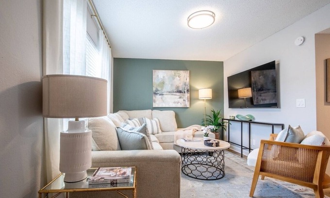 Oxford Condo | The Daphne, Stylish 2BR by Velvet Ditch Villas