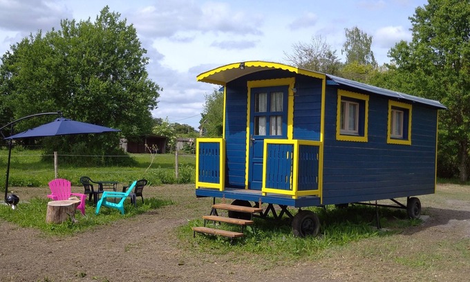 Le Vieil-Bauge Cottage | The dark blue puck mill trailer