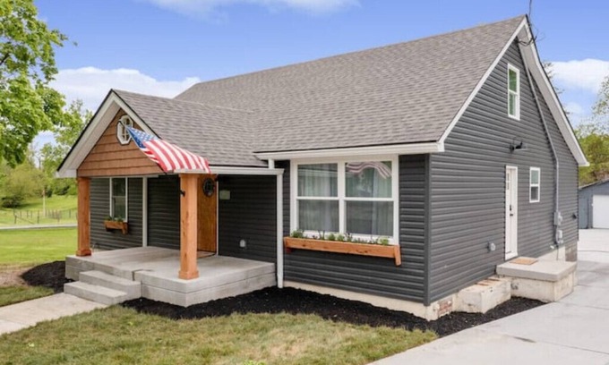 Shepherdsville House | The Dark Horse Inn -Churchill Downs, Bourbon Trail, Pet friendly