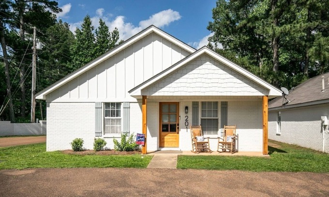 Oxford House | The David, 2BR Bungalow by Velvet Ditch Villas