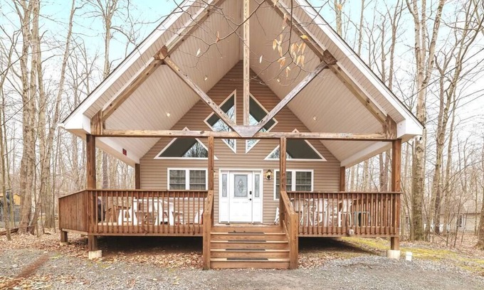 Thornhurst House | The Daydream Chalet: Newly installed hot tub!, The Daydream Chalet: A dream in every season! Enjoy s