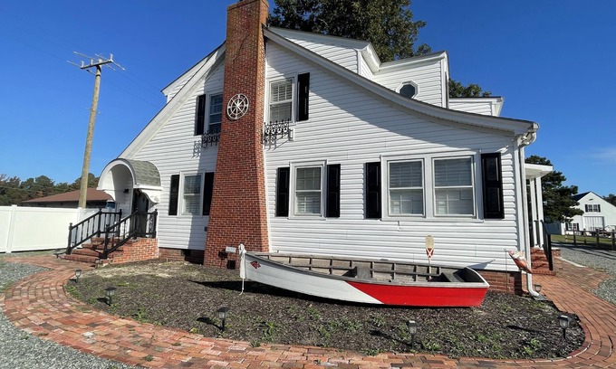 Deltaville House | The Deadrise Inn, Sleeps12, Spacious, Newly Renovated