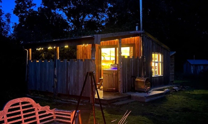 Haveringland Cabin | The Dell with wood fired hot tub at Moat Island