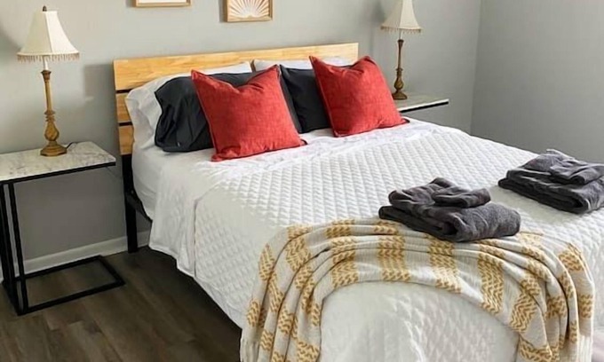 Hamilton Apartment | The Delores - Entire 2 Bedroom Apt in Quilt Town, USA