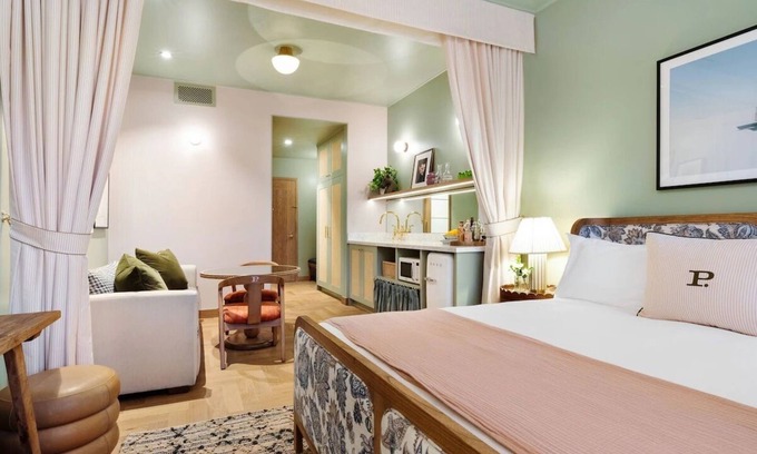 Hyde Park House | The Deluxe Queen at Palihouse Hyde Park Village, Onsite Parking