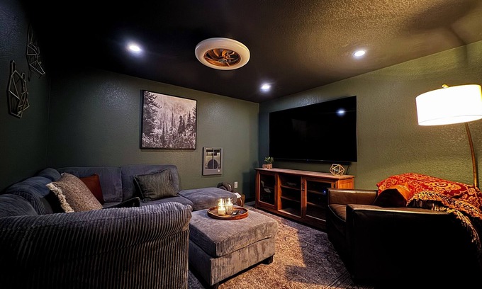 Berkley House | The Den — Cozy 2-bedroom unit in Denver with high speed WiFi, AC & Laundry 🏡