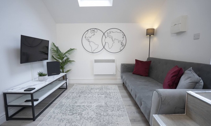 Mill Road Apartment | The Den - King BED 5 min Walk to City Centre