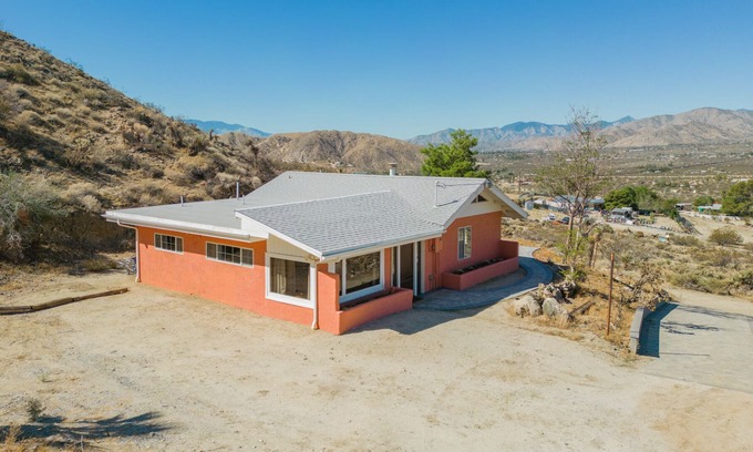 Morongo Valley Cabin | The Desert Lookout - Amazing Views - Private hike - Central