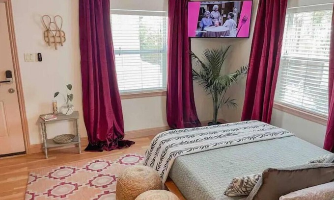Roosevelt Apartment | The Desert Rose 💗 Downtown arts district studio