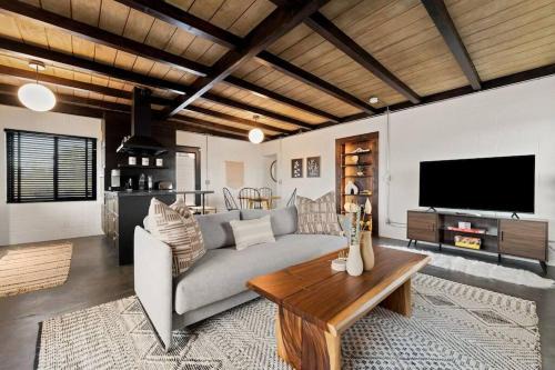 Yucca Valley House | The Desert Serenity-Stunning views-Pool-Spa-BBQ