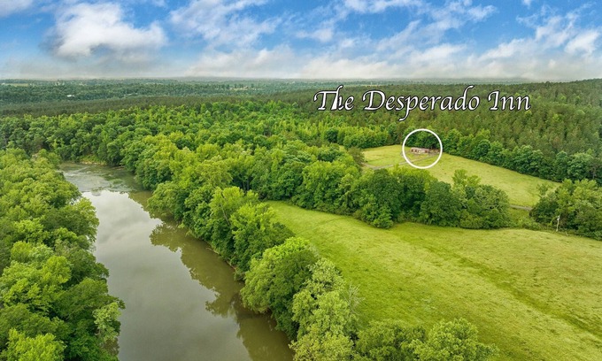 Smithville Cabin | The Desperado Inn is a charming secluded cabin with Mountain Fork River access
