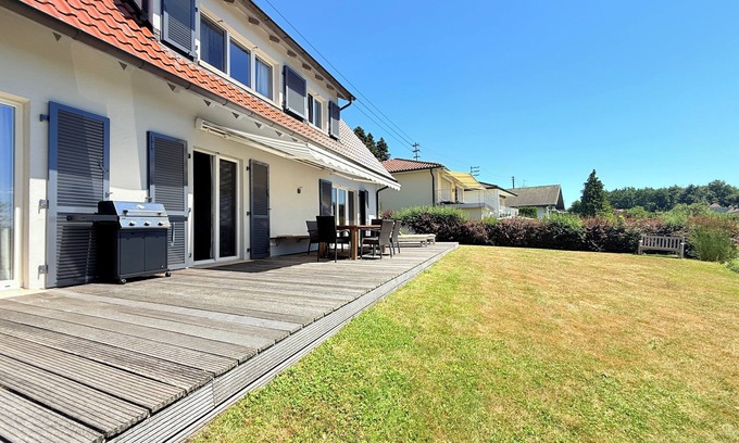 Unteruhldingen House | The detached vacation home Sonnendeck in Uhldingen-Mühlhofen offers 160 m² of living space.