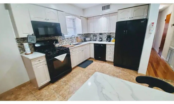 Queens Apartment | The Devonshire /LVL1: LUX Xcape; subway@600 steps