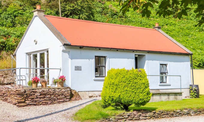 Killeagh Cottage | THE DISPENSARY, pet friendly, with a garden in Killeagh, County Cork