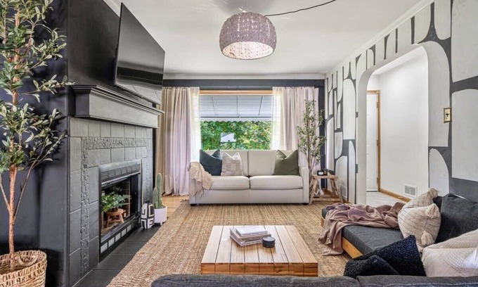 Red Deer House | The Distillery | Sleeps 10 Guests | BBQ and Patio!