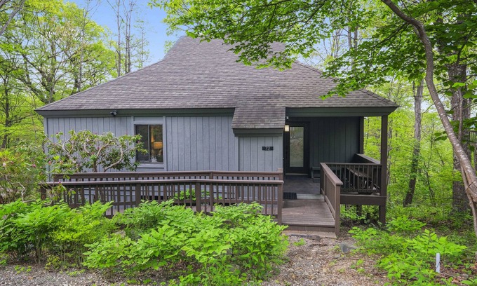 Pedlars Edge House | The Distinguished Squirrel Chalet walking distance