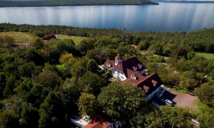Greens Harbour Hotel | The Doctor's House Inn & Spa