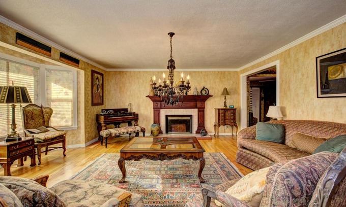 North End House | The Doll House an eclectic style of art and old fashioned doll and antique collections in a doll house designed home in Boise's desirable North End across from a nice park with tennis and basement and walking trails near shopping, hiking, biking, skiing