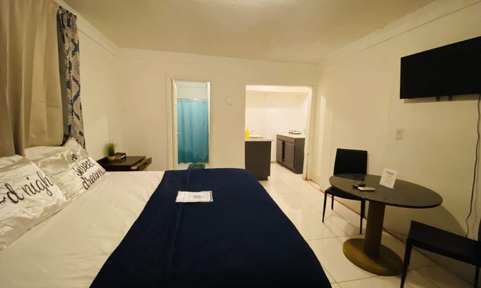 Nassau House | The Dollie Mae: Comfortable King Bed Suite