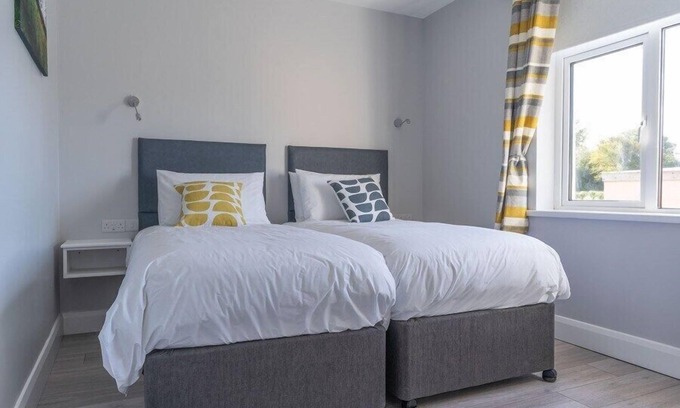 Tramore Apartment | The Doneraile Room (@BurrowLodge)