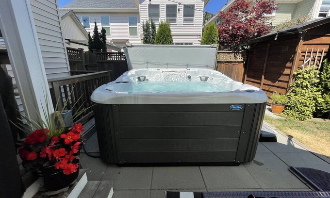 Douglas Apartment | The Douglas Suite w/Hot Tub - near White Rock